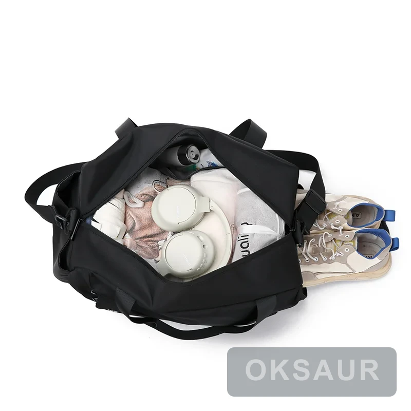 Open main compartment on models 4503 and 4504 travel gym bag