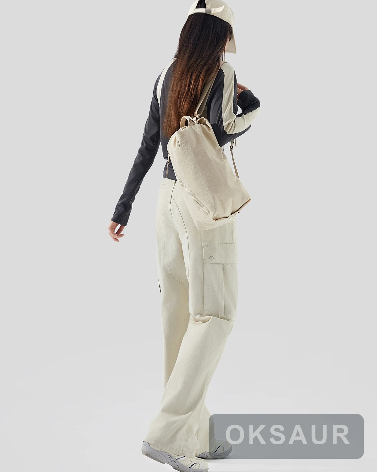 Light square sports bag worn on the back